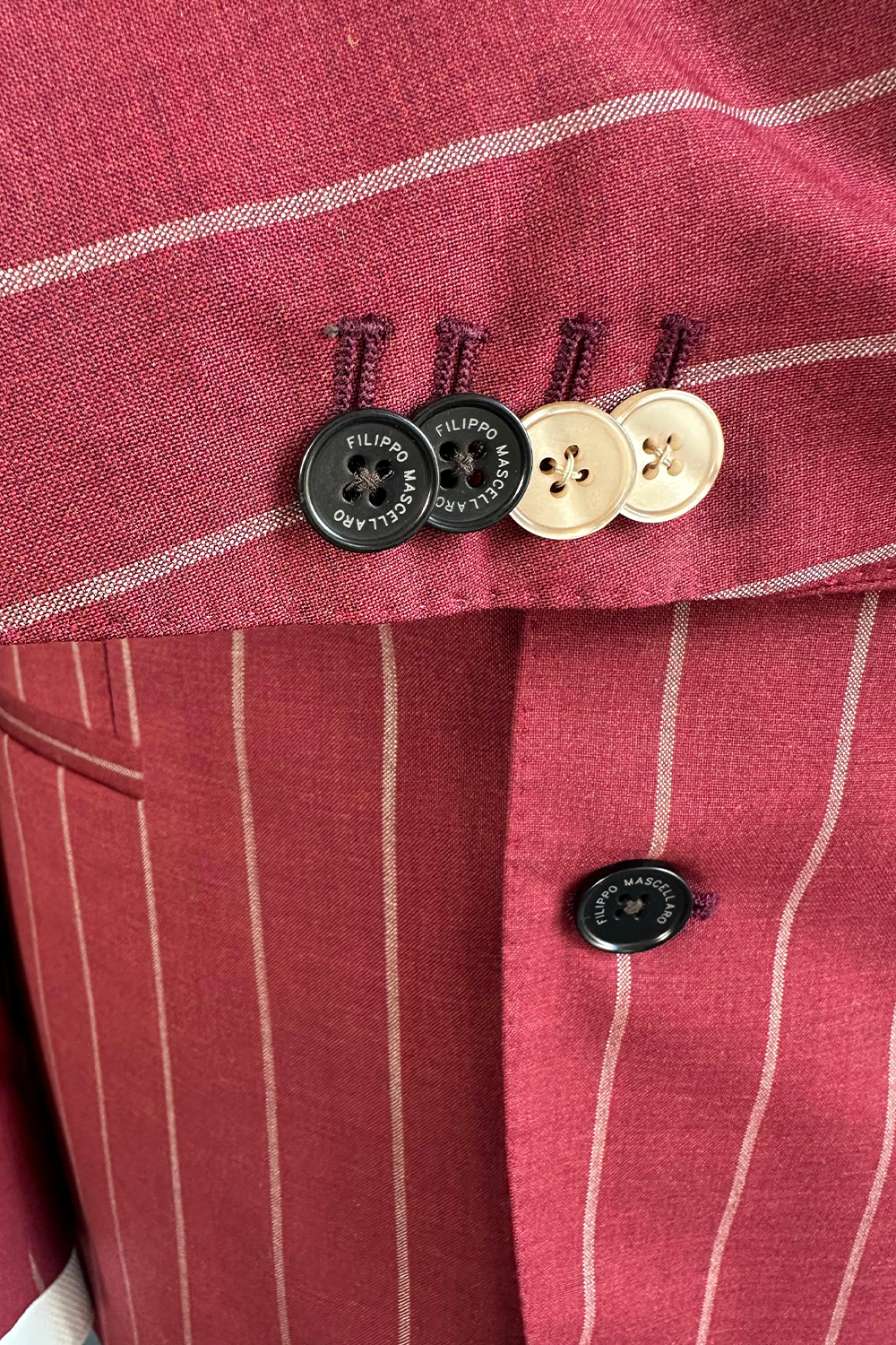 ABITO MONOPETTO RUBINO A RIGHE