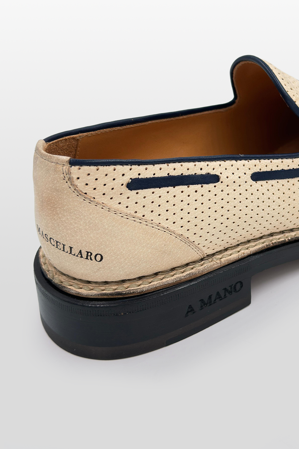 MOCASSINO ESTIVO IN BUFALO FORATO